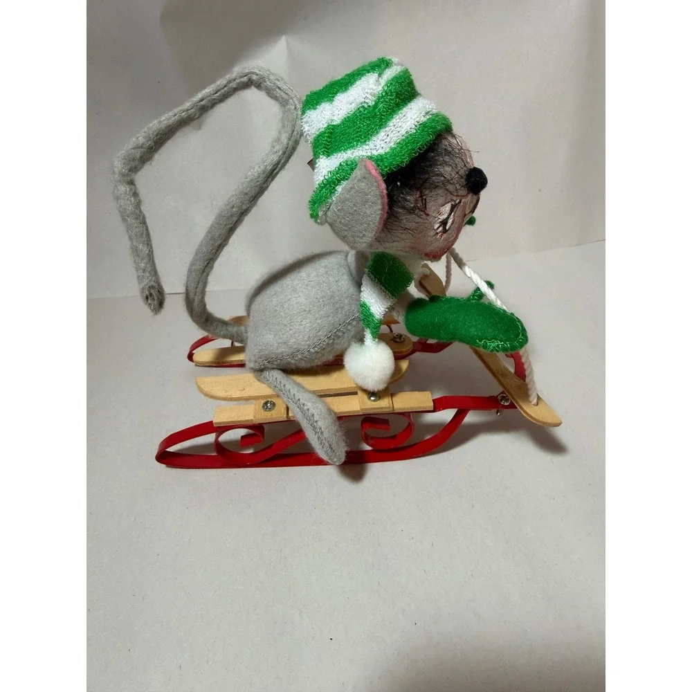 Annalee 1992 Grey Mouse on Wooden Sled Green Striped Hat Winter Holiday Doll‎